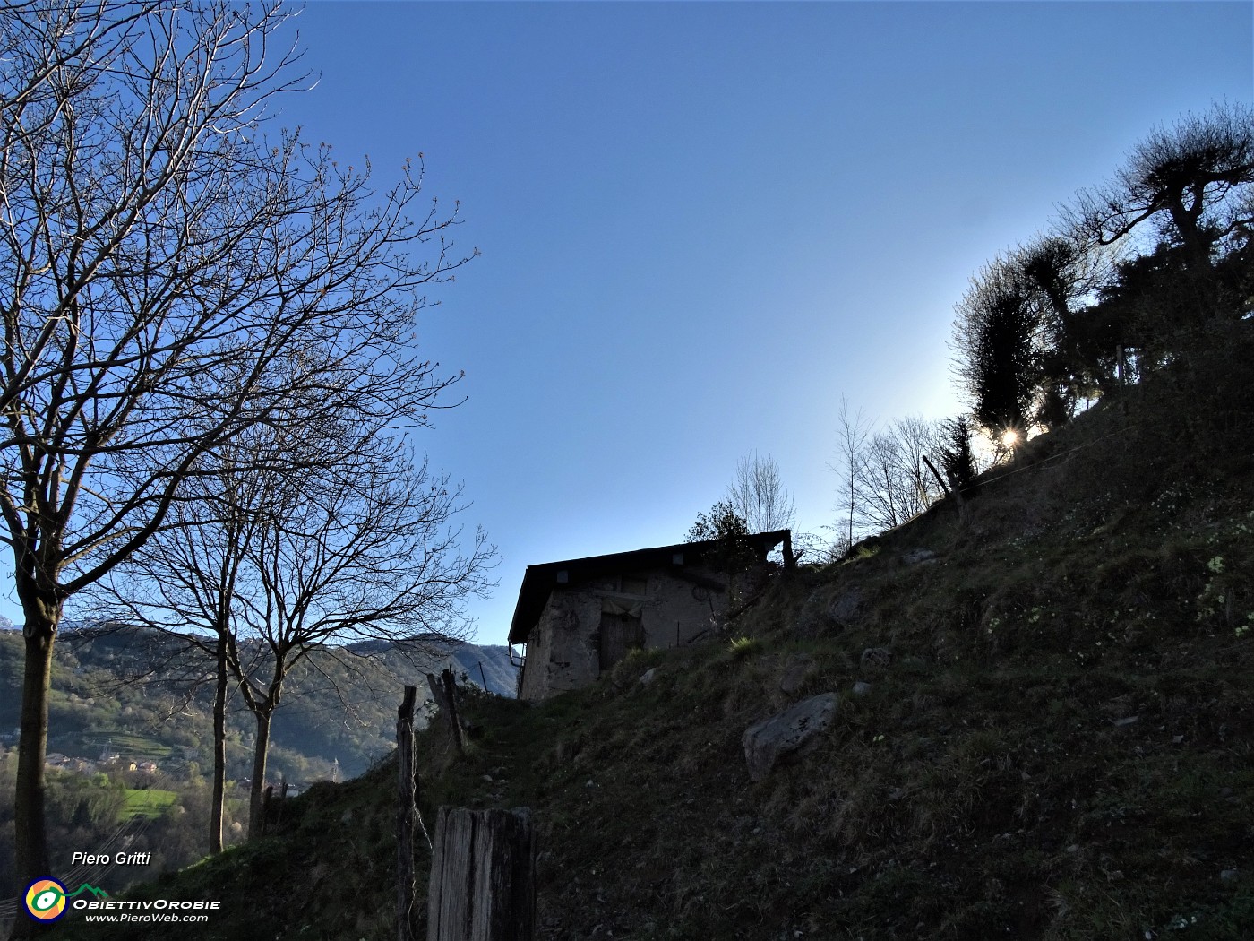 17 In controsole la stalletta e il roccolo della 'Corna'.JPG